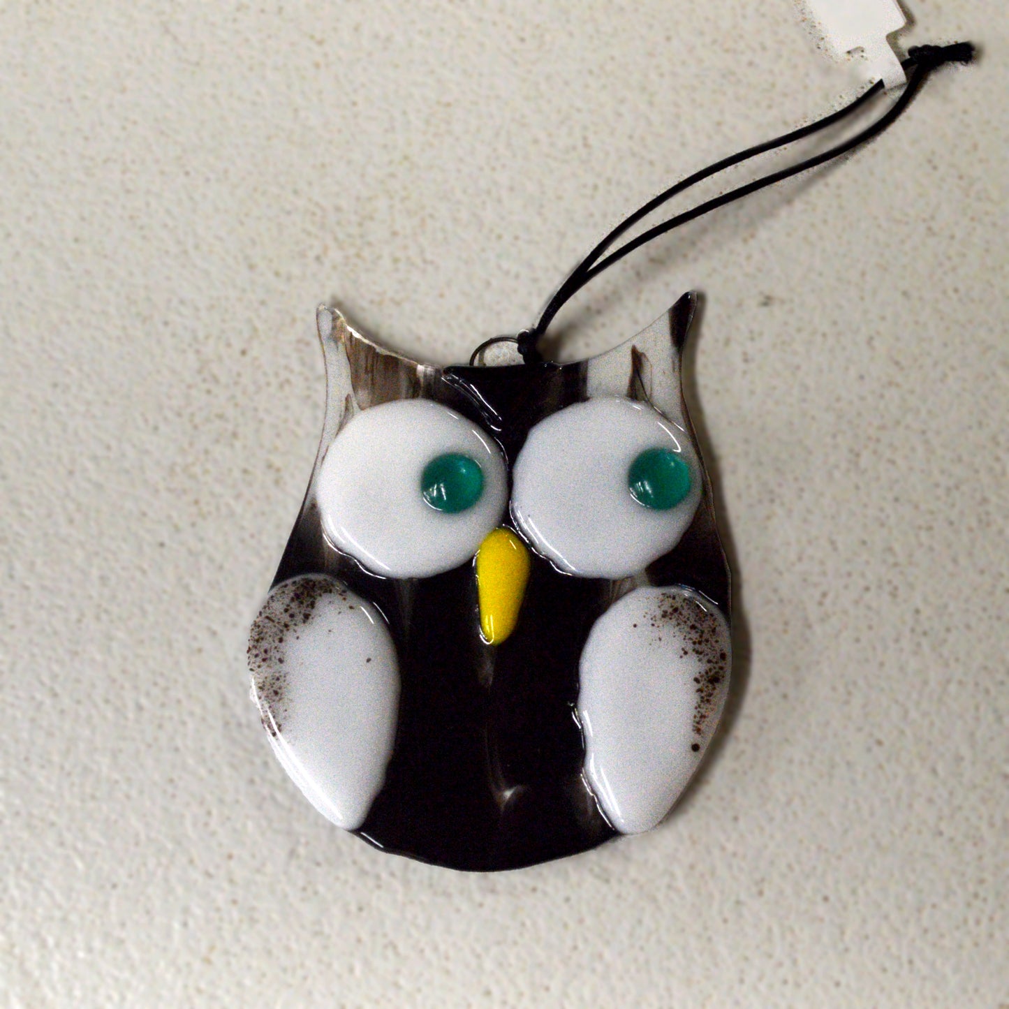 This adorable owl stained glass suncatcher is a great for window decoration, as a gift and more! Hang it up in your window to see the full beauty of the stained glass, add it to a floral arraignment, or use it as a gift for the nature lover in your life. All stained glass is handmade by Deb's Broken glass in Bathurst NB