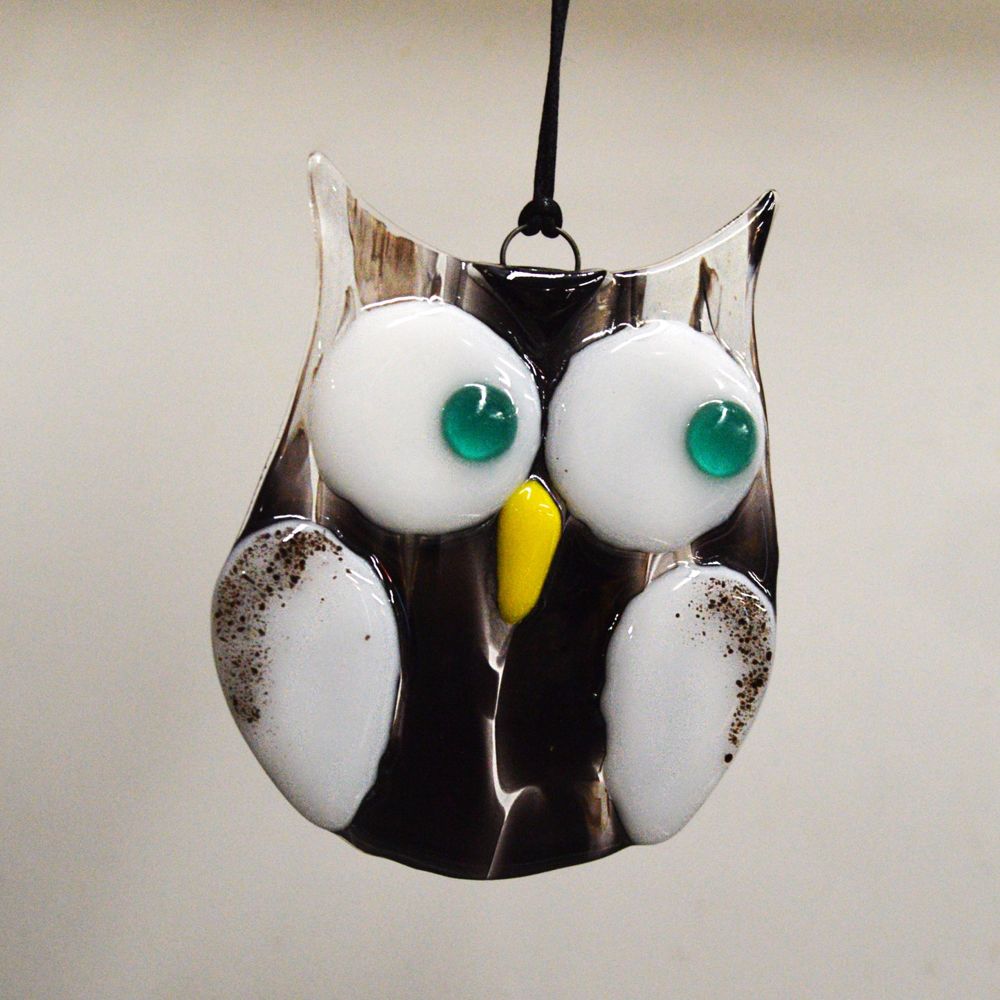 This adorable owl stained glass suncatcher is a great for window decoration, as a gift and more! Hang it up in your window to see the full beauty of the stained glass, add it to a floral arraignment, or use it as a gift for the nature lover in your life. All stained glass is handmade by Deb's Broken glass in Bathurst NB