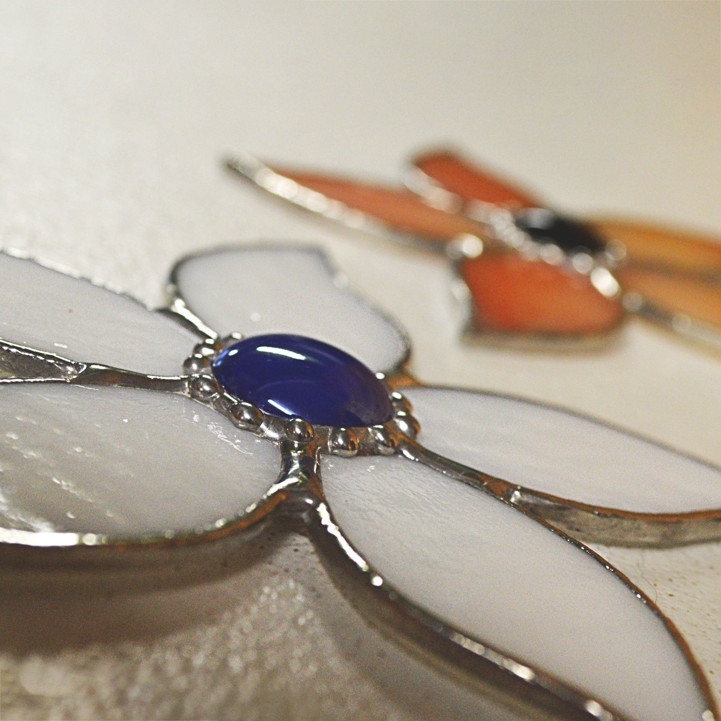 This funky flower stained glass suncatcher is a great for window decoration, as a gift and more! Hang it up in your window to see the full beauty of the stained glass, add it to a floral arraignment, or use it as a gift for the nature lover in your life. All stained glass is handmade by Deb's Broken glass in Bathurst NB.