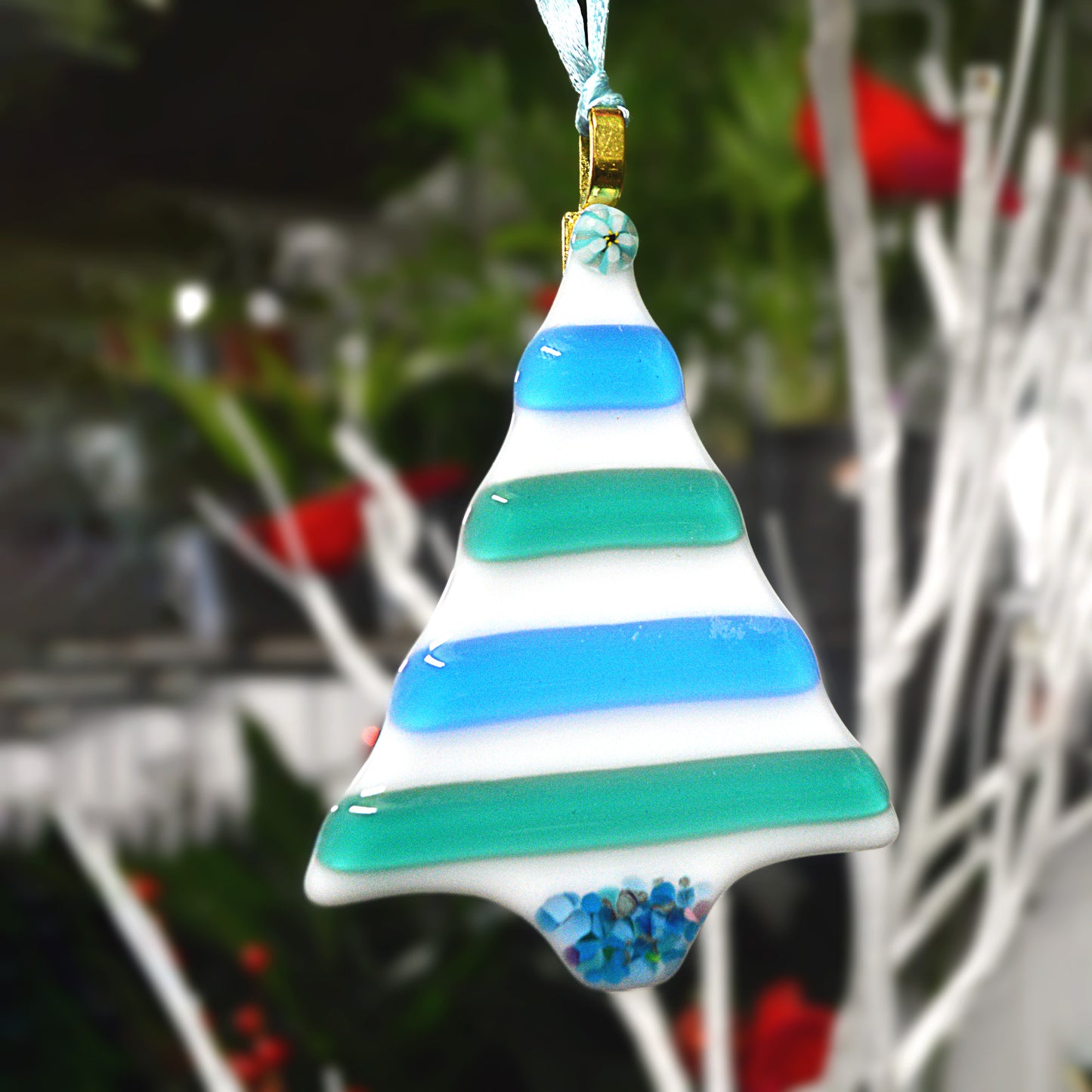 This holiday tree shaped stained glass ornament is the perfect decoration for this holiday season. Hang it in your window or on your Christmas tree to really liven up your space! It would also make a great gift or stocking stuffer or a great addition to any floral arrangement! All stained glass is handmade by Deb's Broken glass in Bathurst NB.
